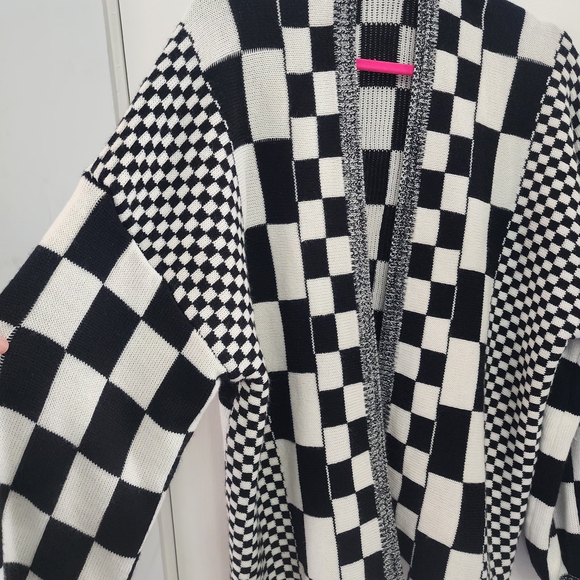 SHEIN Black and White Checkered Cardigan with Bold Pattern - Picture 2 of 10